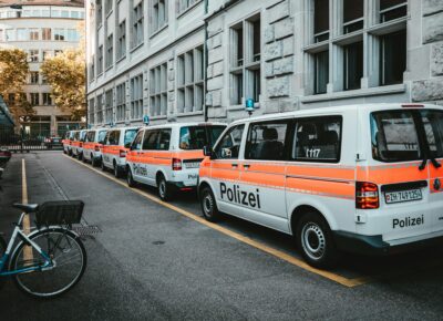 Polizeifahrzeuge in Zürich zur Kriminalität in der Schweiz