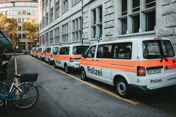 Polizeifahrzeuge in Zürich zur Kriminalität in der Schweiz