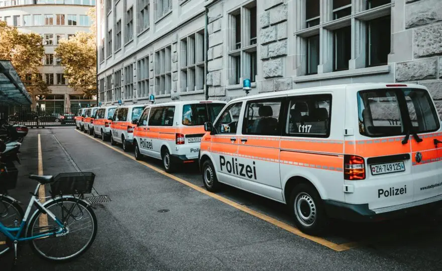 Polizeifahrzeuge in Zürich zur Kriminalität in der Schweiz