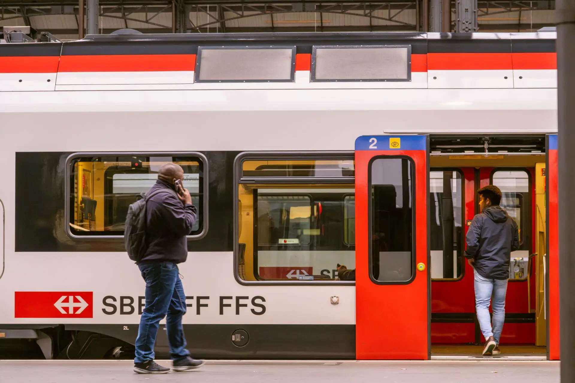 Reisende beim Einsteigen in einen SBB-Zug